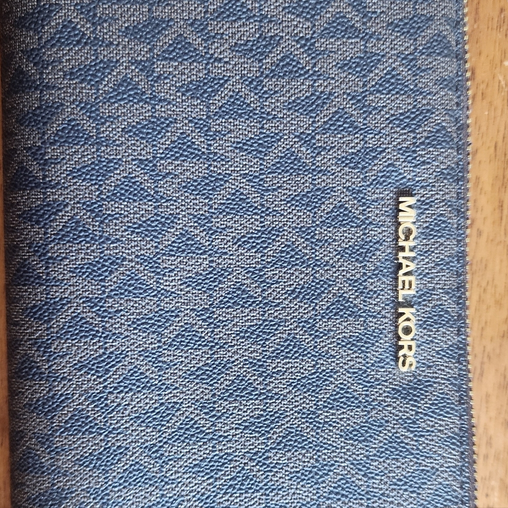 Michael Kors Signature travel wallet